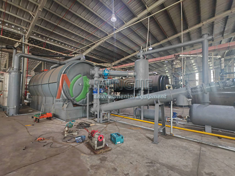MJ-15 Plastic Pyrolysis Plant in Vietnam 4 MJ-15 Plastic Pyrolysis Plant